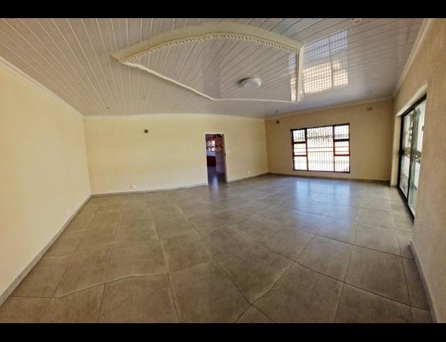 7 BEDROOM HOUSE FOR SALE IN SONNEVELD